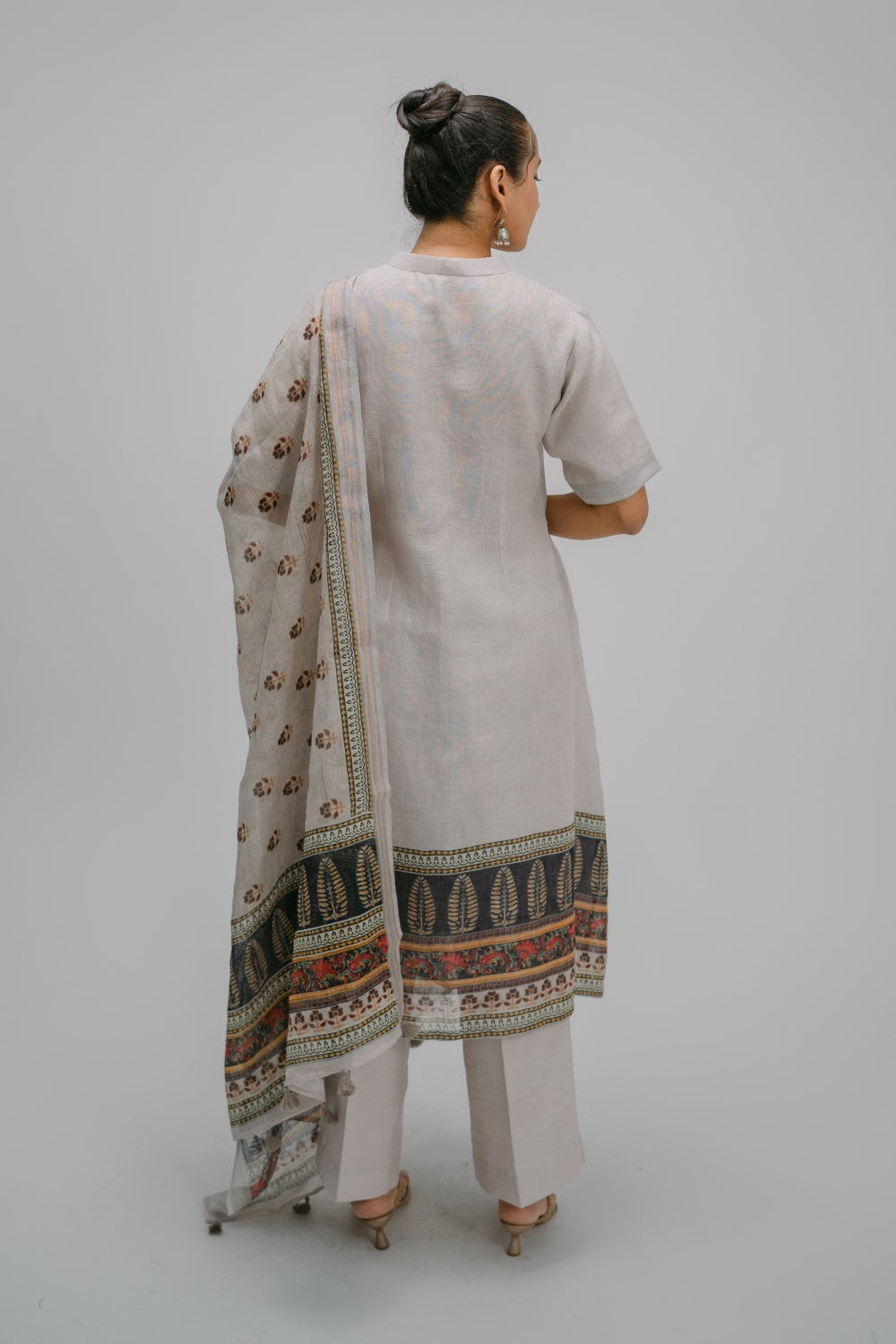 38. Tyohar organic linen collared  suit set