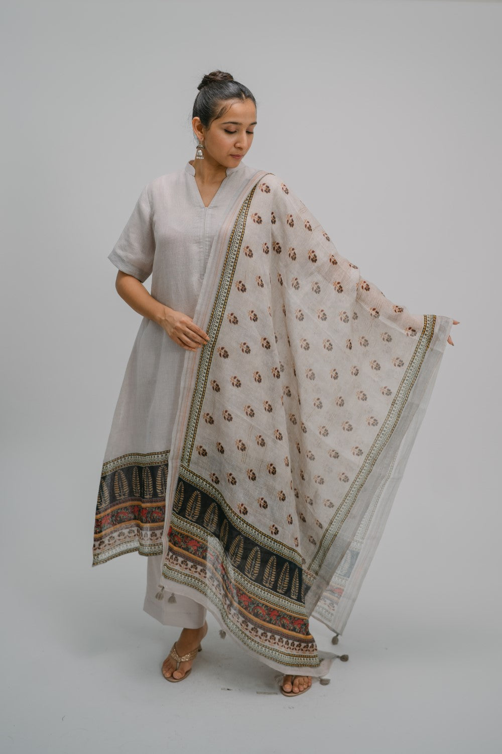 38. Tyohar organic linen collared  suit set