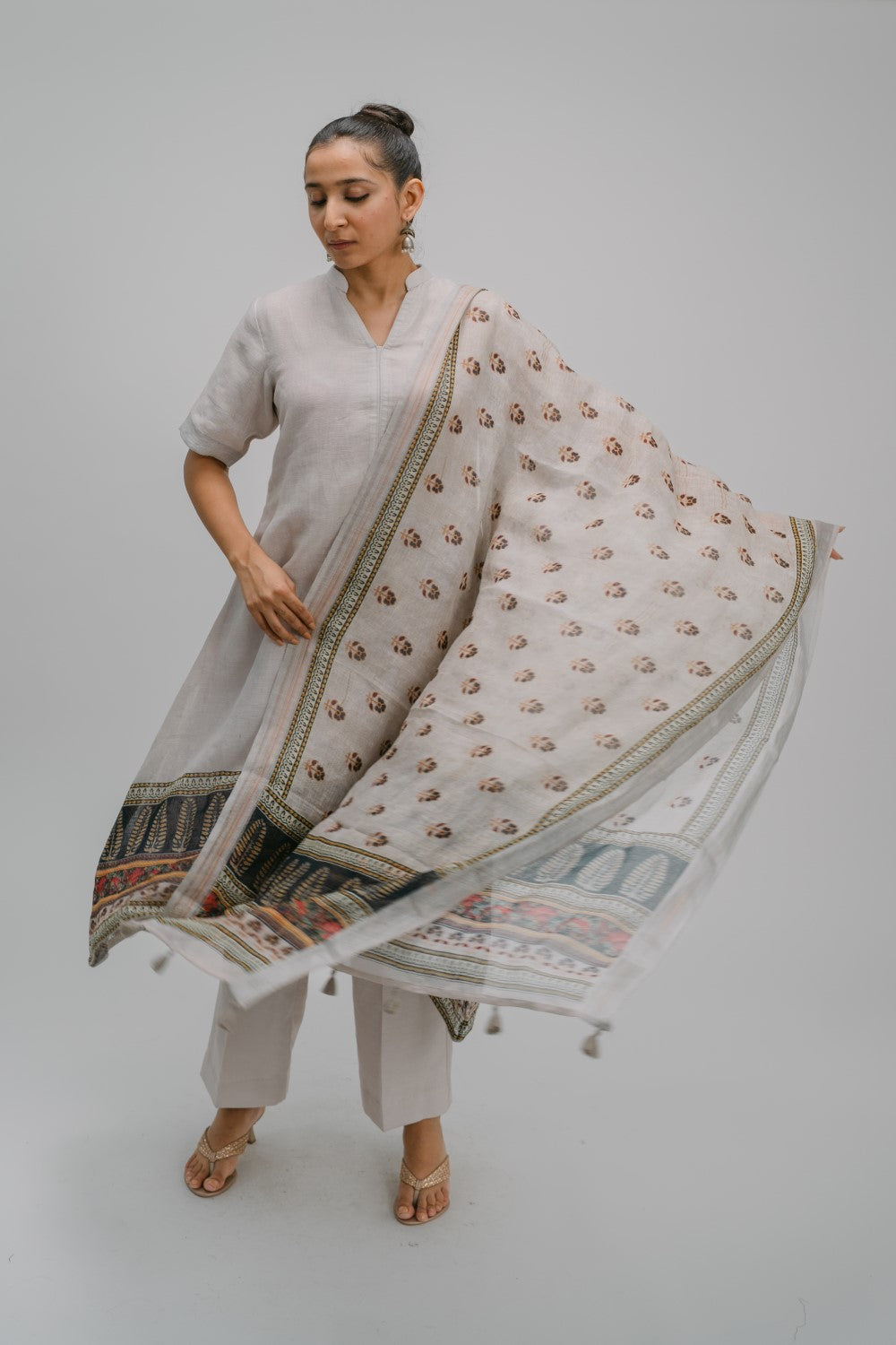 38. Tyohar organic linen collared  suit set