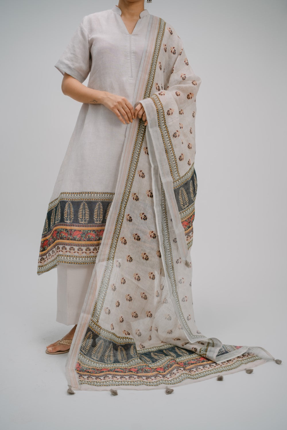 38. Tyohar organic linen collared  suit set