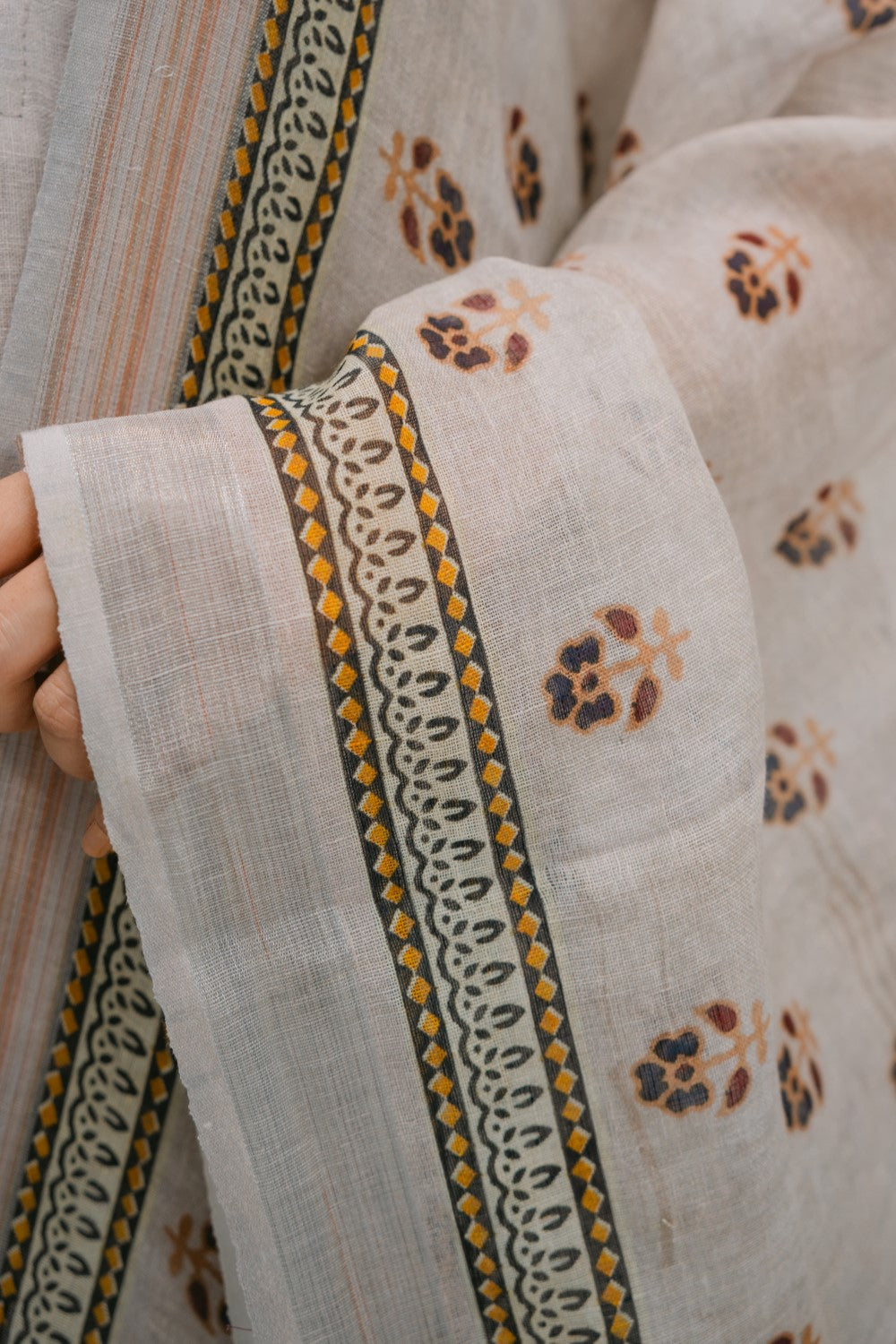 38. Tyohar organic linen collared  suit set